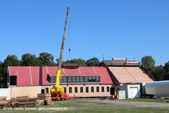 Seitlich im Obergeschoß von Hochreiters "Zur Bratwurst" gibt es neue Fenstergauben AUfbau Oktoberfest 27.08.2019 (©Foto: Martin Schmitz)